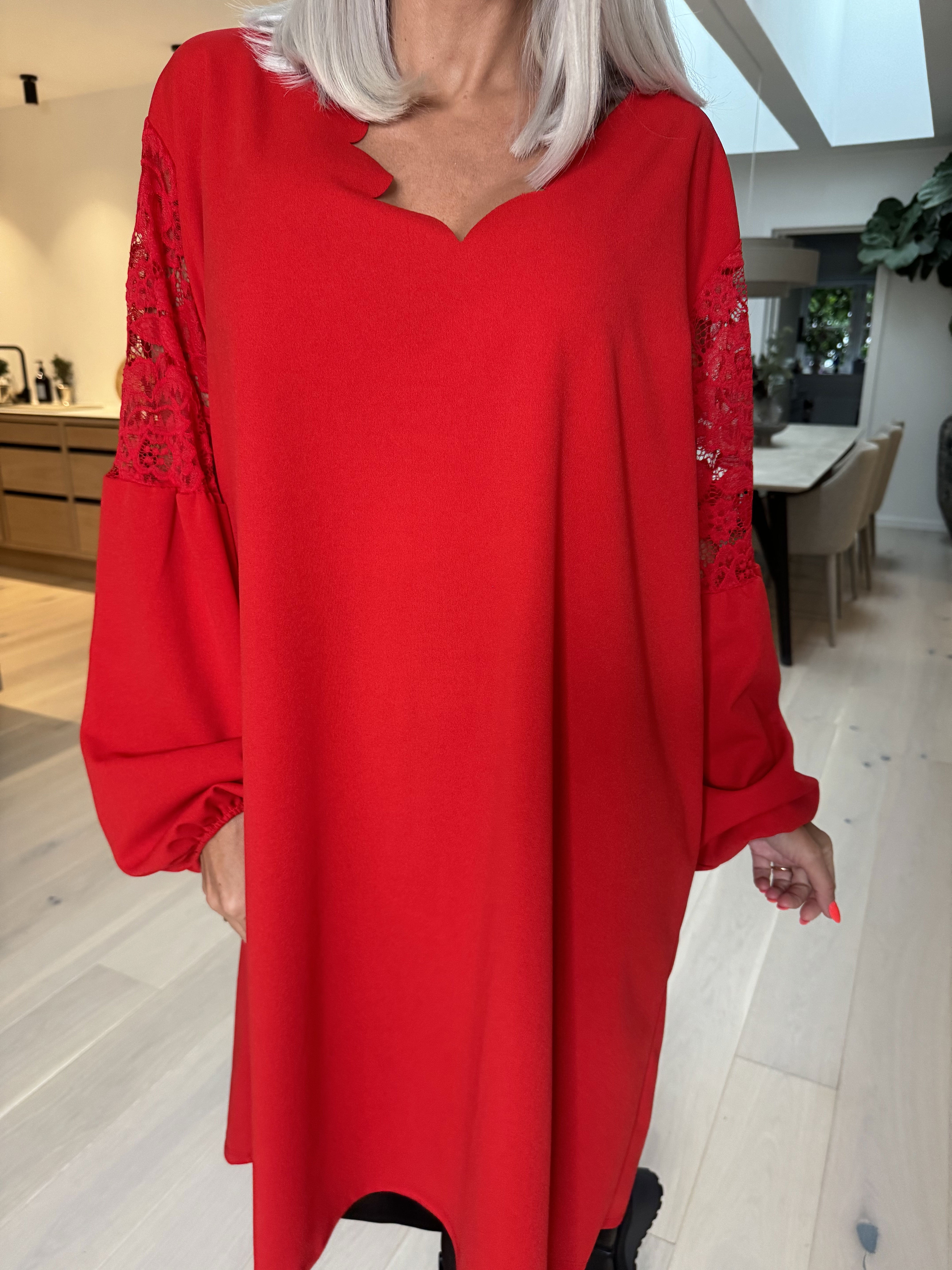 Romance - Fin klänning med ärmar i spets